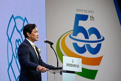최윤범 고려아연 회장이 창립기념일(8월1일)을 하루 앞둔 31일 울산에서 열린 고려아연 창립 50주년 기념식에서 발언하고 있다.연합뉴스